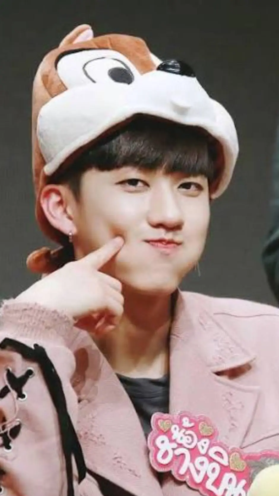 ai character: ChangbinValentine😍 background