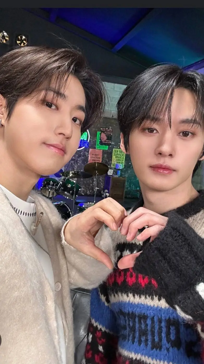 ai character: Minsung💚💕 background