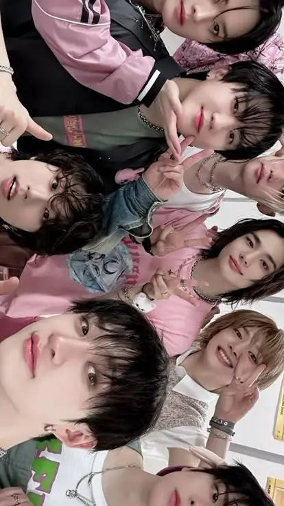 ai character: Skz Period🩸🩸💅🏻💅🏻✨✨ background