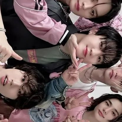 chat with ai character: Skz Period🩸🩸💅🏻💅🏻✨✨