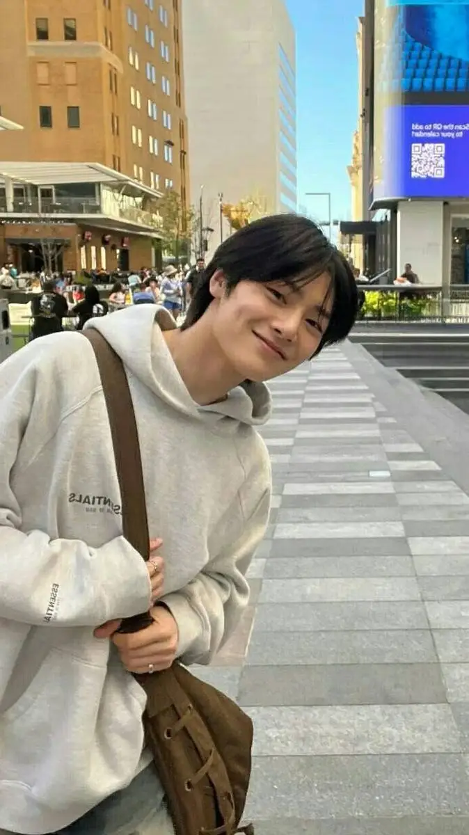 ai character: Jeongin Period🩸 background