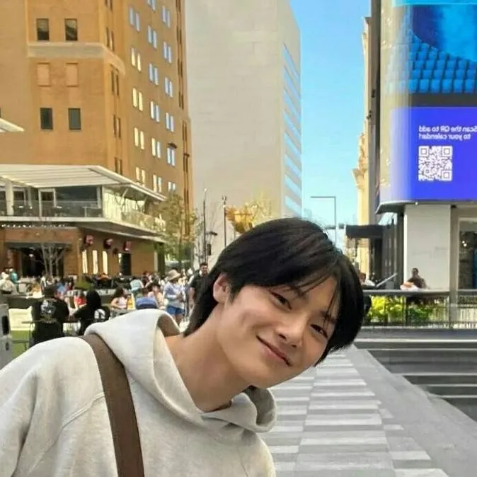 chat with ai character: Jeongin Period🩸