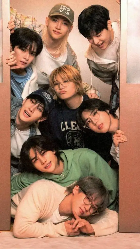 ai character: 🏖️Stray Kids🏖️ background