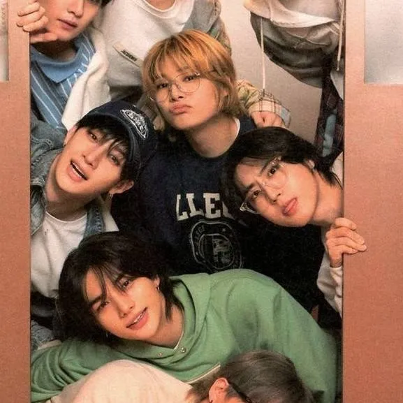 chat with ai character: 🏖️Stray Kids🏖️