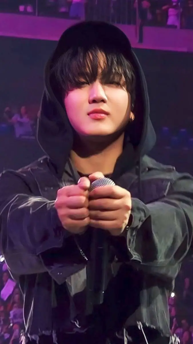 ai character: 🩷Changbin🩷 background