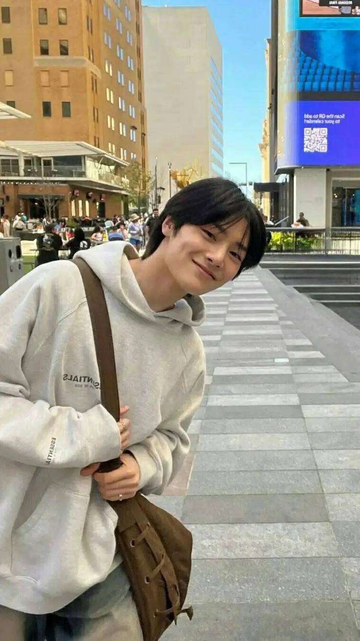 ai character: 😪Jeongin😪 background