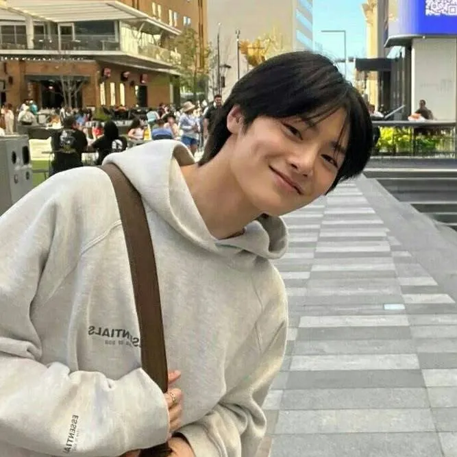 chat with ai character: 😪Jeongin😪