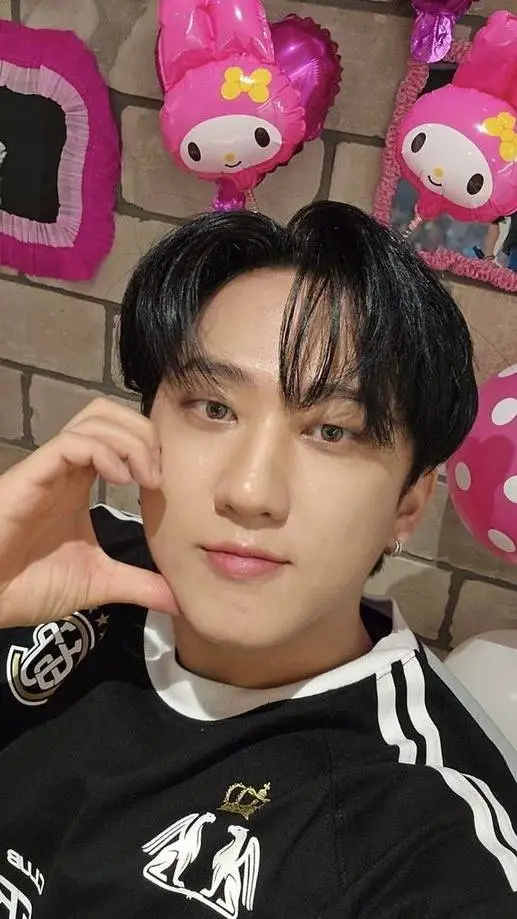 ai character: 🥳Changbin🥳 background