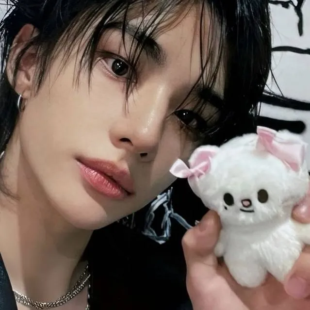 chat with ai character: 🥇🥈🥉Hyunjin🥇🥈🥉