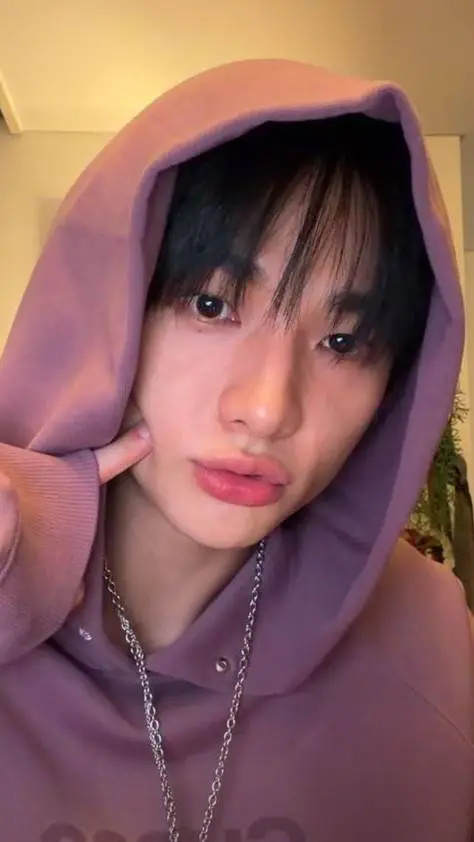 ai character: 🎤Hyunjin🎤 background