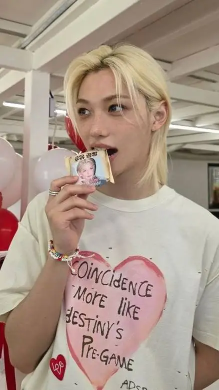 ai character: 😳Félix😳 background