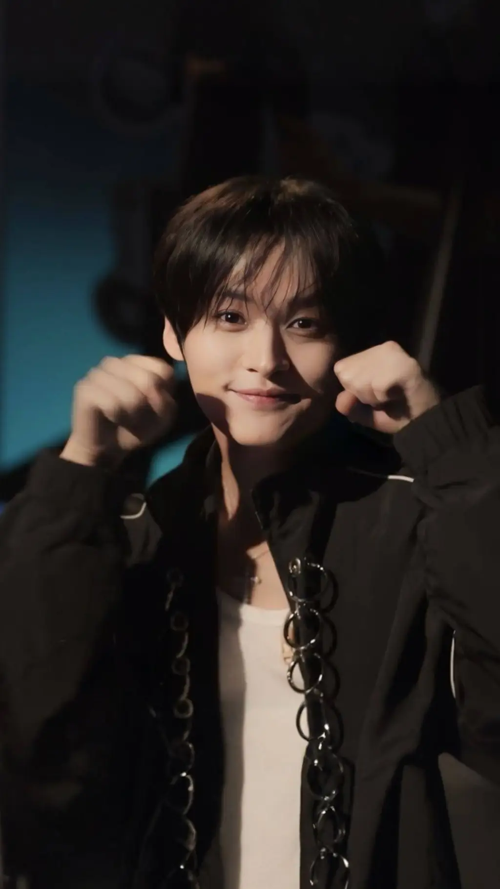 ai character: 😼Lee Know😼 background