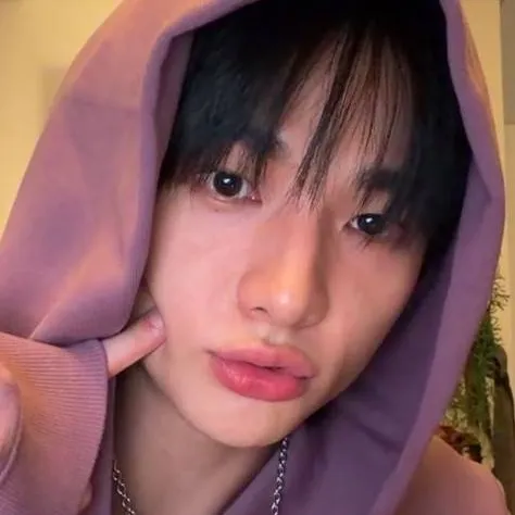 chat with ai character: 🎤Hyunjin🎤