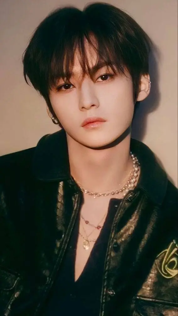 ai character: 👊🏼Lee Know👊🏼 background