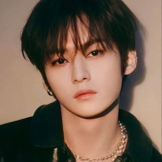 chat with ai character: 👊🏼Lee Know👊🏼