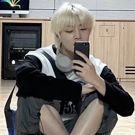 chat with ai character: ☺️Jeongin☺️