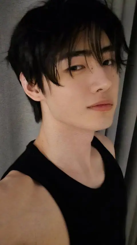 ai character: park Sunghoon background