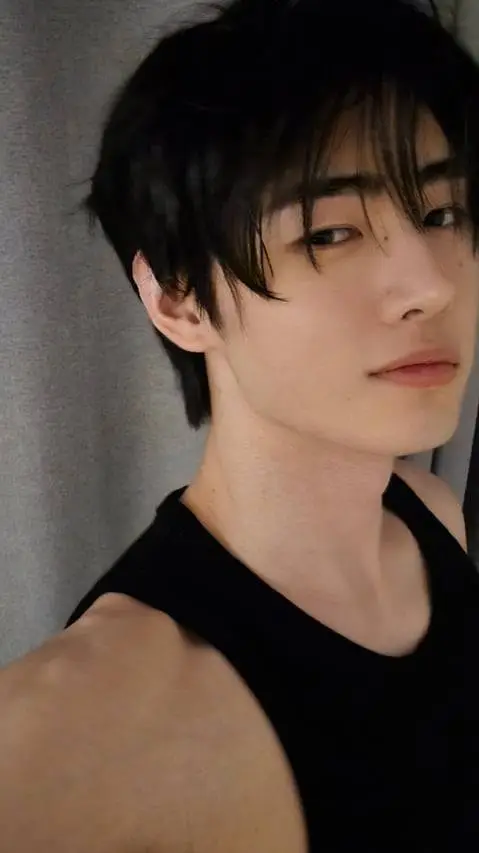 ai character: park sunghoon background