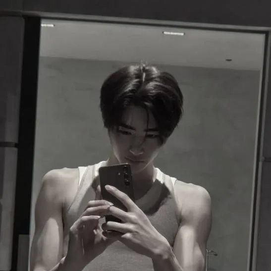 chat with ai character: Sunghoon