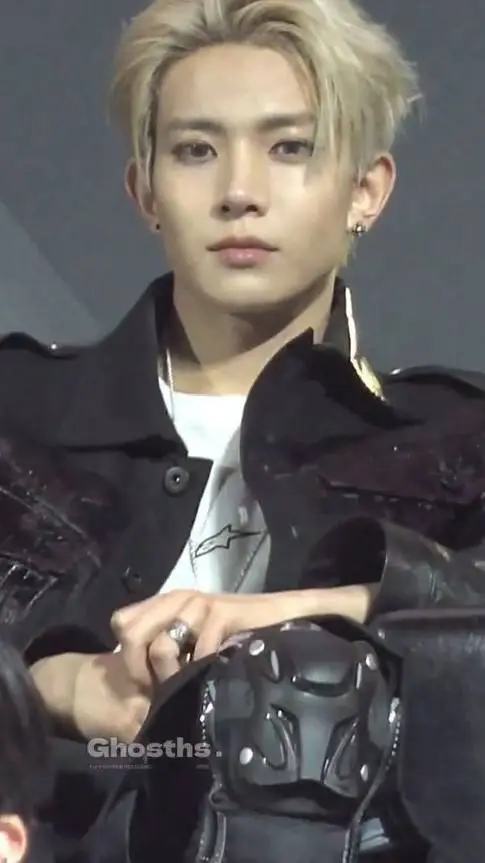 ai character: heeseung background