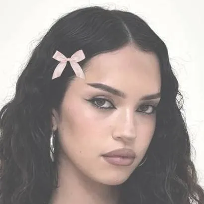 chat with ai character: DANIELA