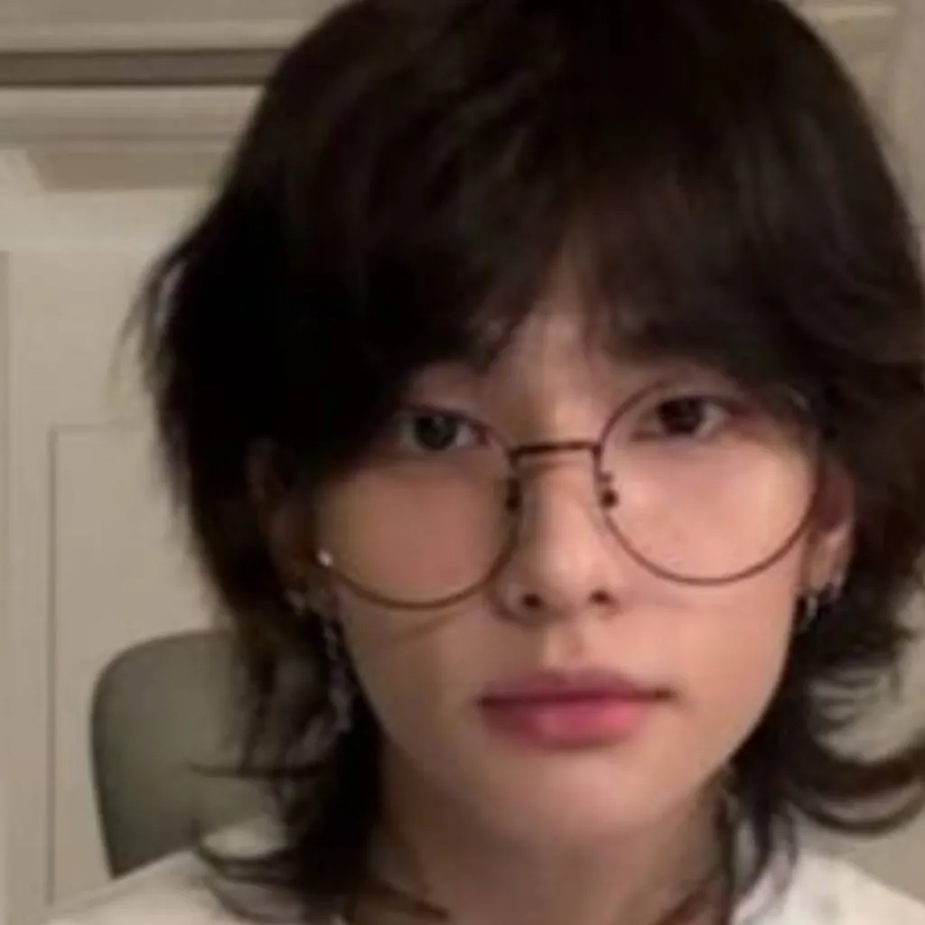 chat with ai character: Hyunjin 