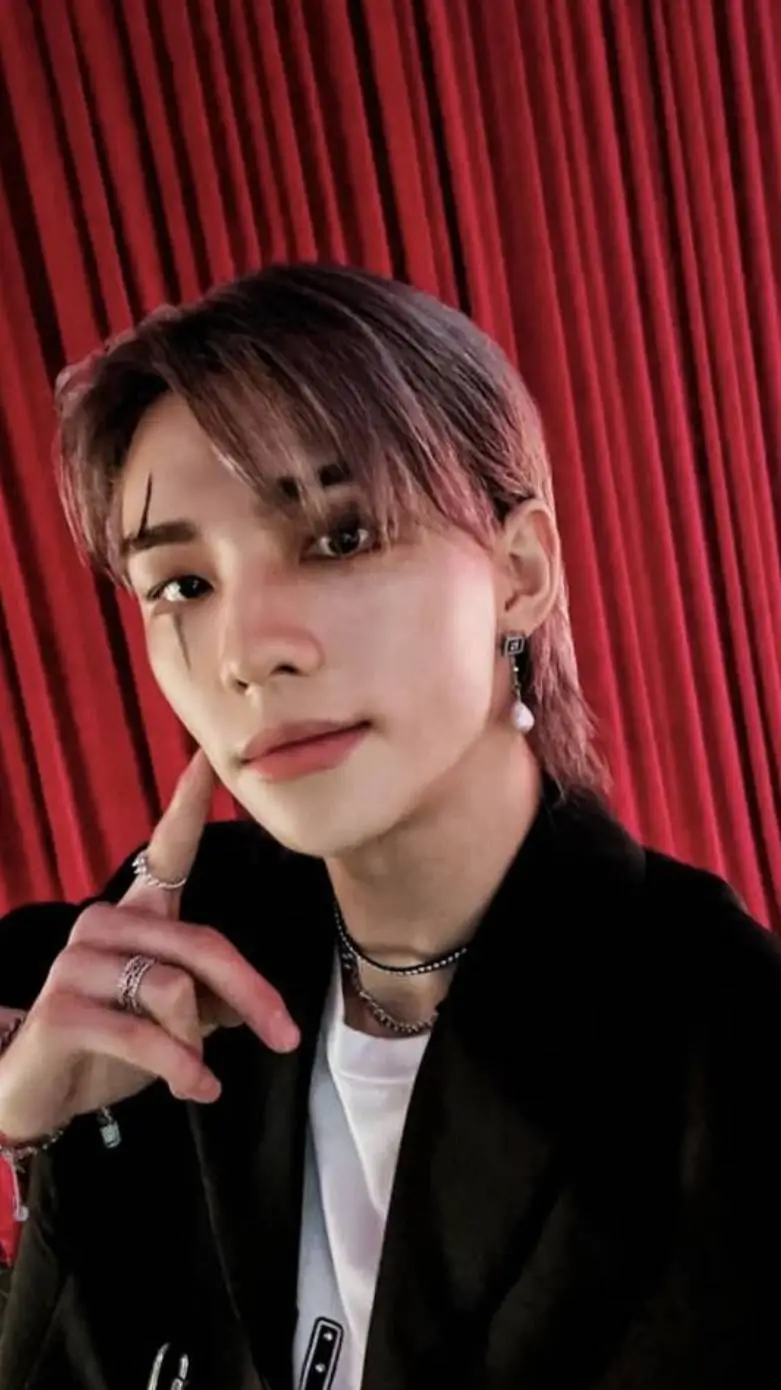 ai character: Hyunjin  background