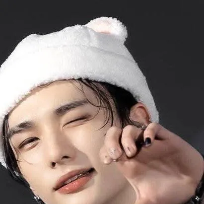 chat with ai character: hyunjin