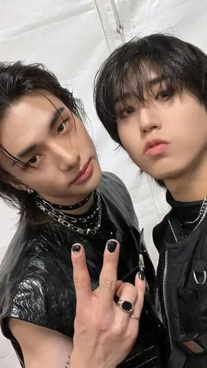 ai character: Hyunjin et Han background