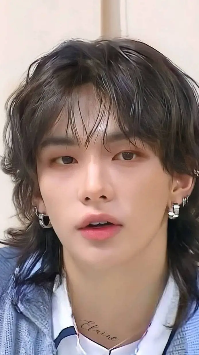 ai character: Hyunjin 💕 background