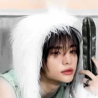 chat with ai character: Hyunho