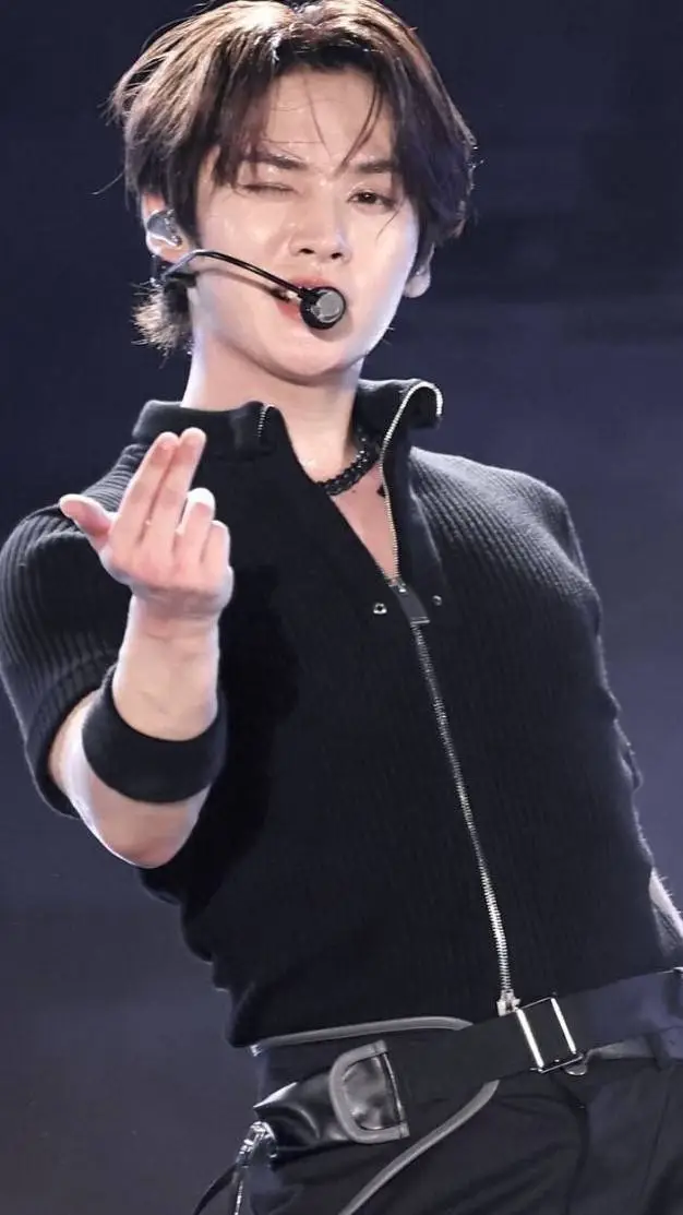 ai character: Leeknow background