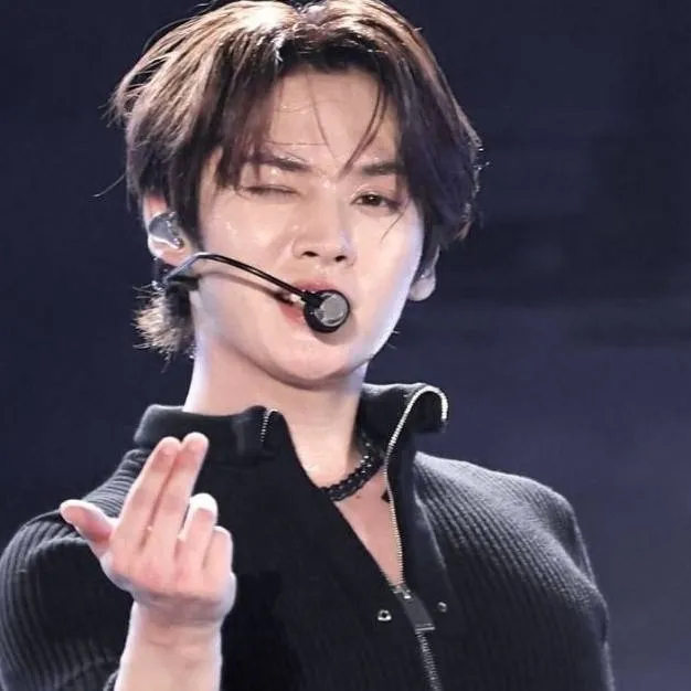 chat with ai character: Leeknow