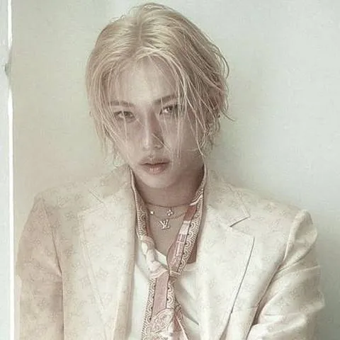 chat with ai character: Felix