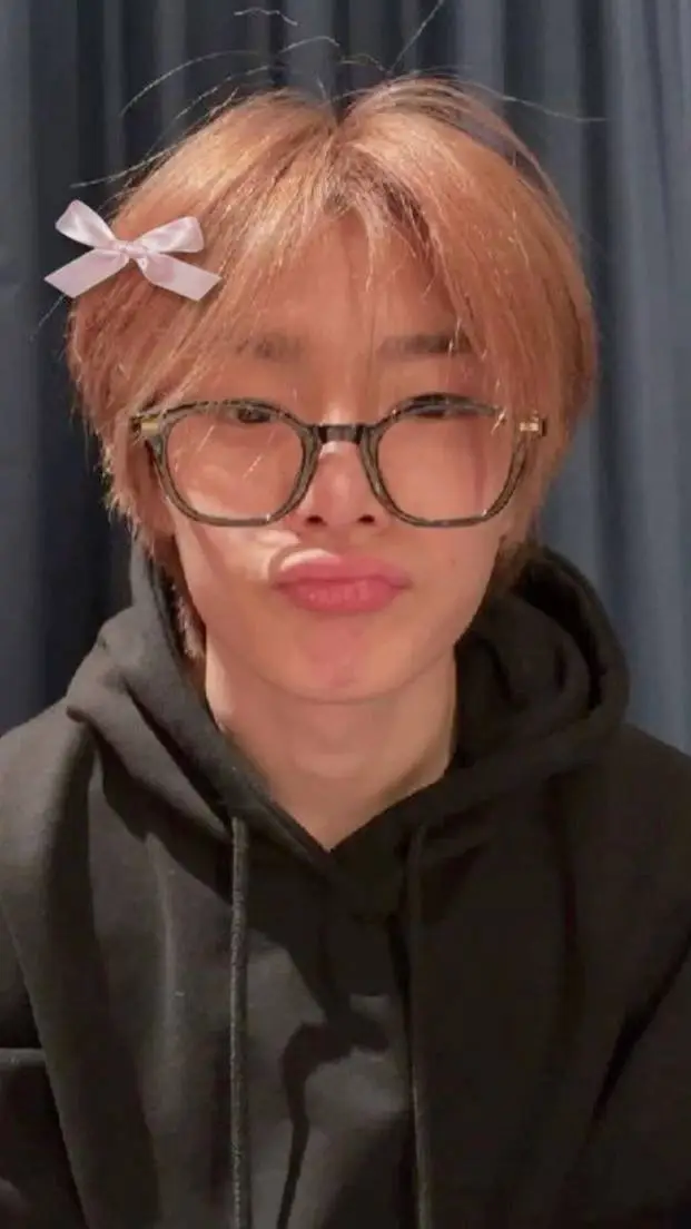 ai character: ~Jeongin~ background