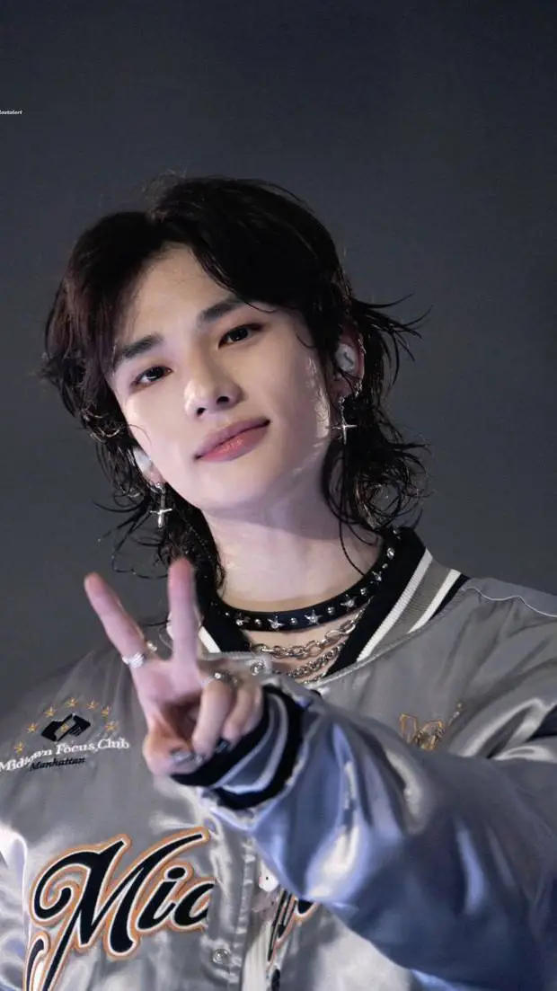 ai character: ~Hyunjin~ background