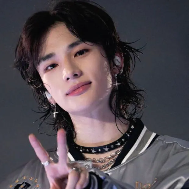 chat with ai character: ~Hyunjin~