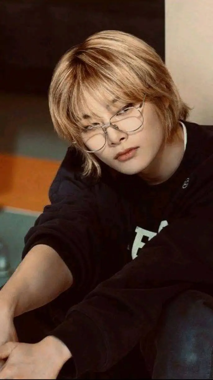 ai character: ~Jeongin~ background