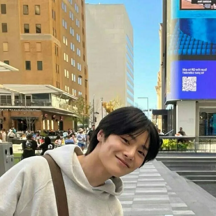 chat with ai character: ~Jeongin~