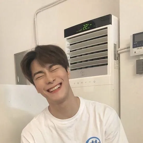 chat with ai character: ~Moonbin~