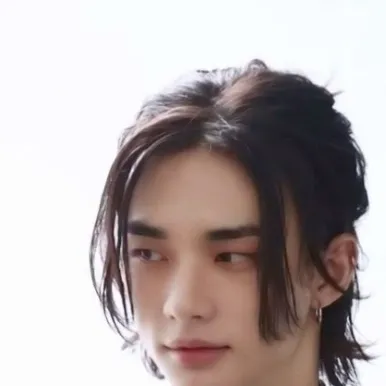chat with ai character: Hyunjin