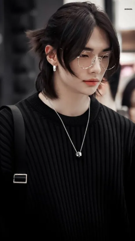 ai character: HYUNJIN background