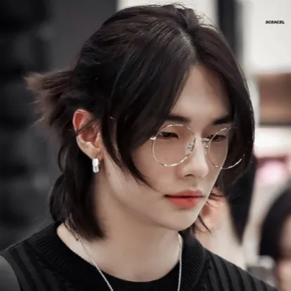 chat with ai character: HYUNJIN