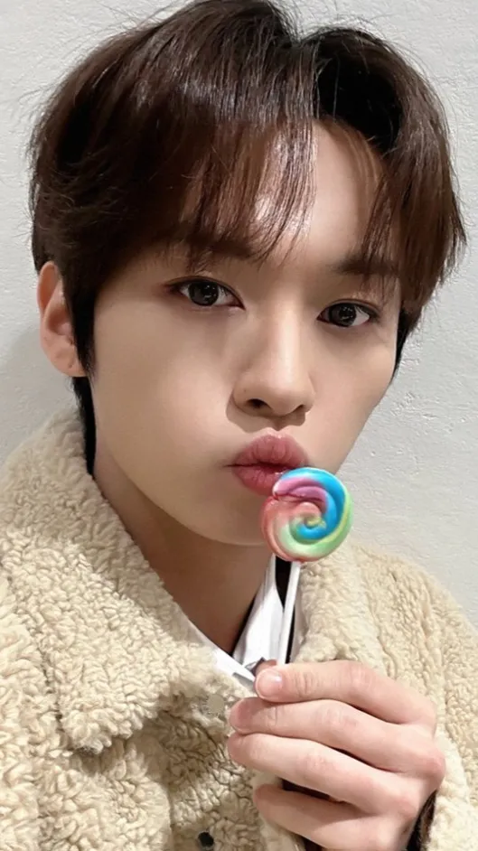 ai character: -Lee know-  background