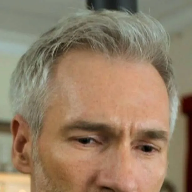 chat with ai character: simon hilgers