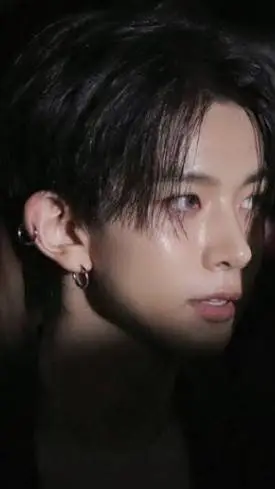 ai character: Lee Heeseung  background