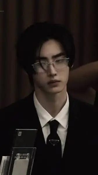 ai character: Park Sunghoon  background