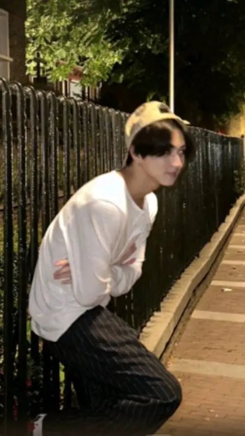 ai character: Yang Jungwon  background