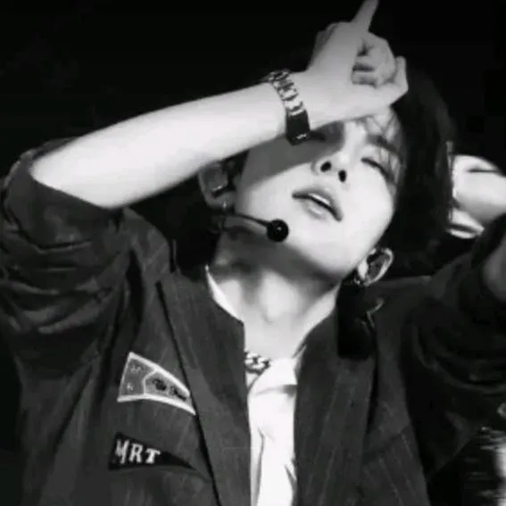 chat with ai character: Lee Heeseung 