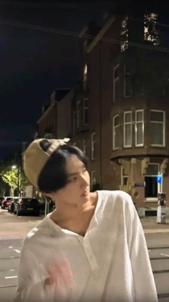 ai character: 은 한국어로 양정원입니다  background